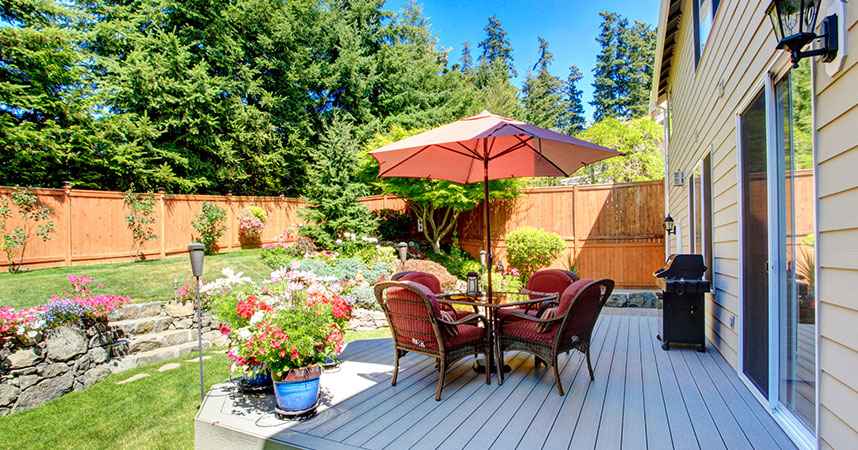 A perfectly manicured backyard of someone’s home